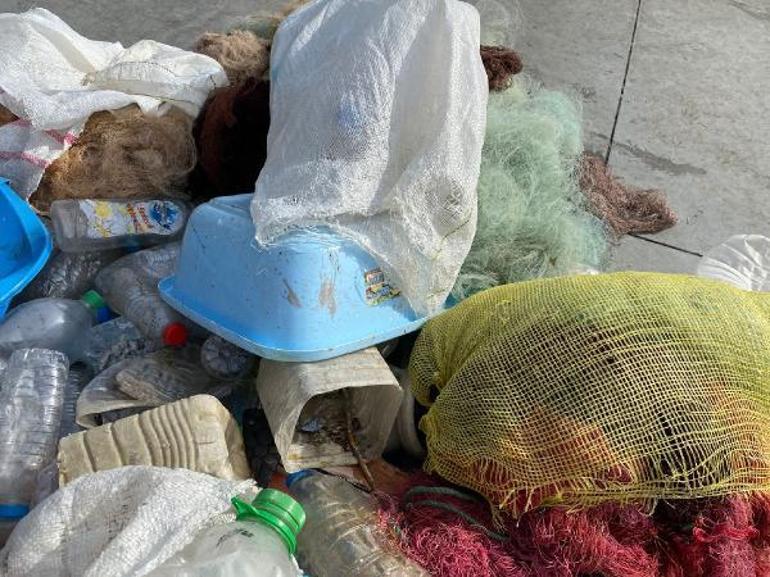 İstanbul Boğazında plastik atık topladılar, sahilde sergilediler
