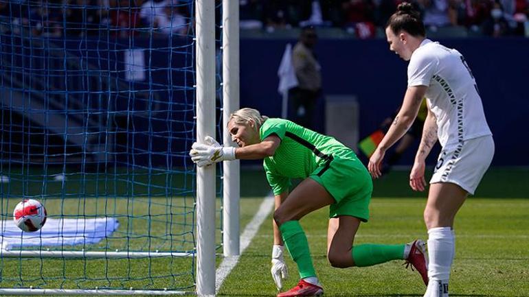 Meikayla Moore inanılmazı başardı Kendi kalesine hat-trick