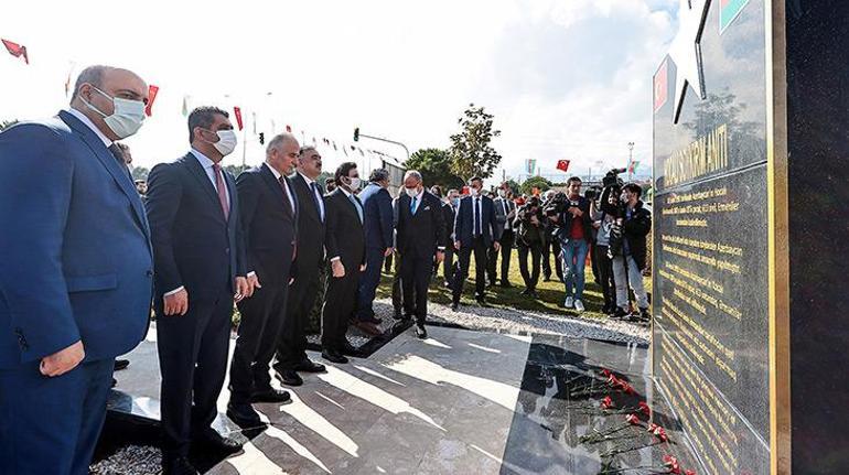 Azerbaycan Büyükelçisinden Hocalı Soykırımı Anıtına kırmızı karanfil