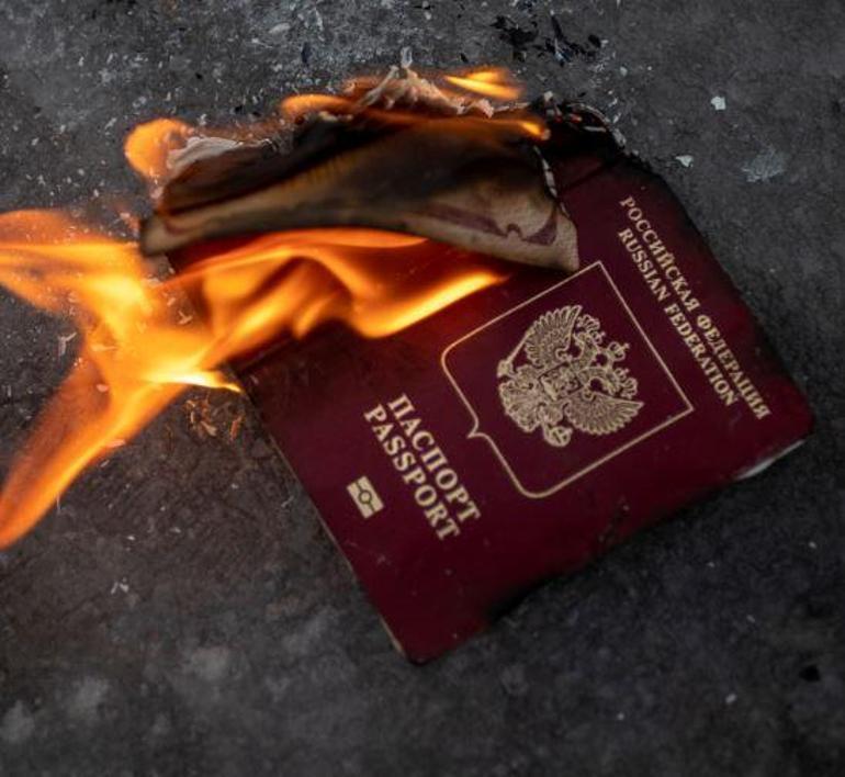 Dünyanın her yerinden tepki yağıyor: Rus pasaportlarını yakıyorlar