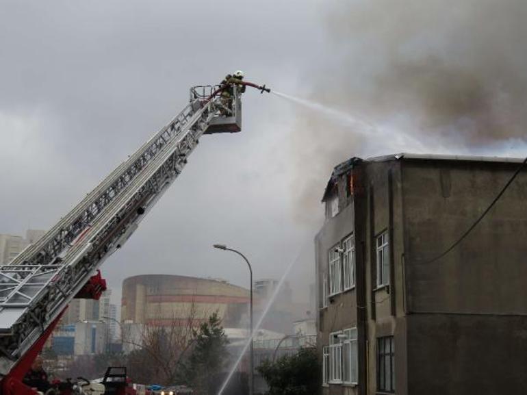 Ataşehirde 3 katlı binanın çatı katı alev alev yandı