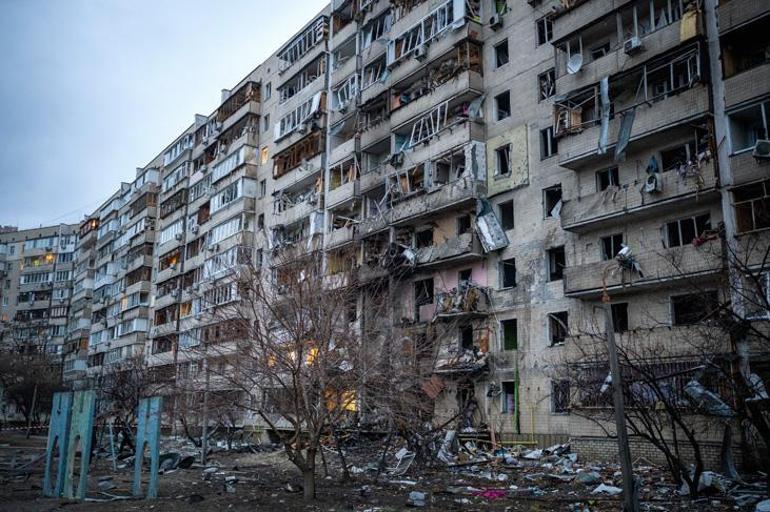 Son dakika... Gün ağarınca Rus dehşeti ortaya çıktı Kievde apartman bloğu füzeyle vuruldu