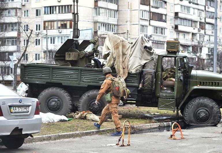 Ukrayna kamuflajı altından Rus askeri çıktı