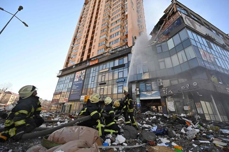 Son dakika... Rus füzesinin 26 katlı binayı vurduğu an Dünya şokta