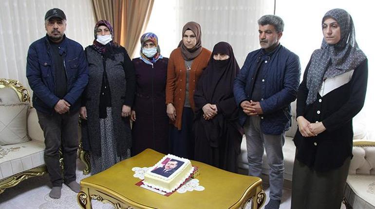 Evlat nöbetindeki aileler Cumhurbaşkanı Erdoğanın doğum gününü kutladı