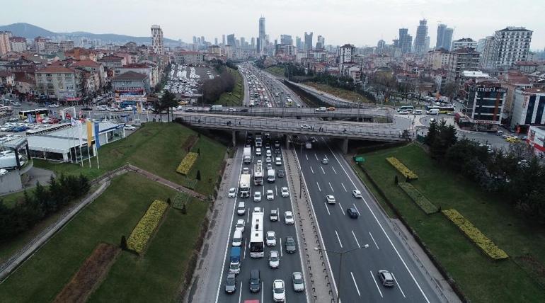 Ümraniye TEMde zincirleme kaza; trafik yoğunluğu yaşandı