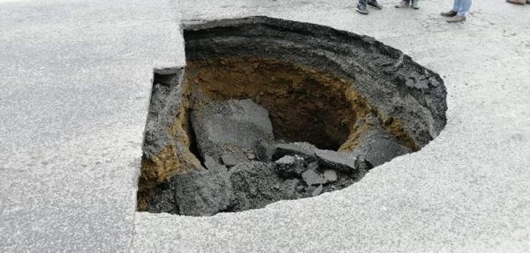 İstanbulda yolda 3 metrelik göçük Trafik durdu