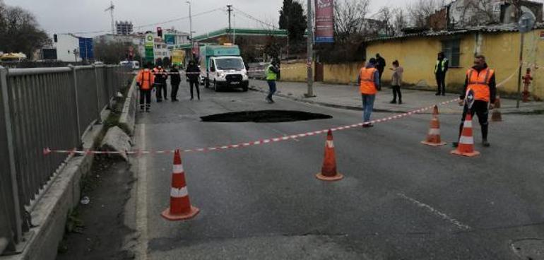 İstanbulda yolda 3 metrelik göçük Trafik durdu