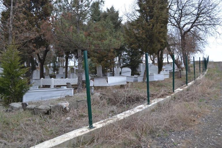 Mezarlık demirlerini çaldılar Muhtar isyan etti