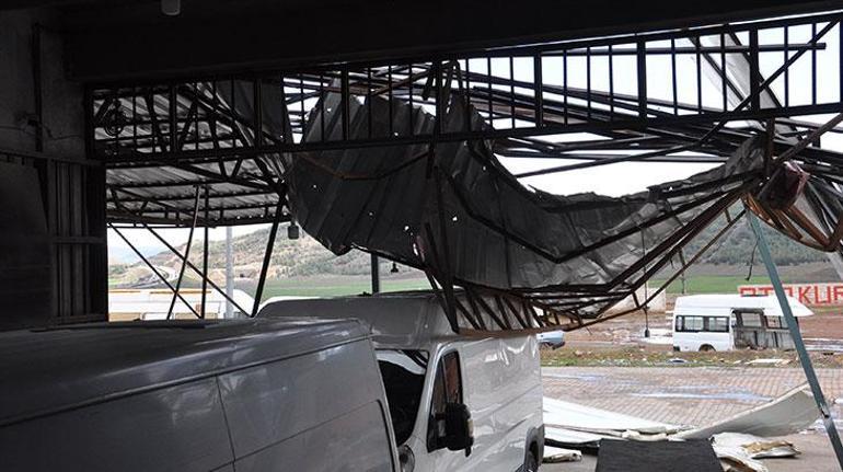 Gaziantepte fırtına dehşeti Çatılar uçtu, araçlar hasar gördü