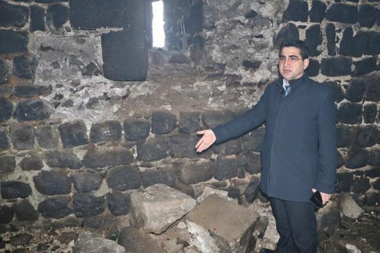 Diyarbakır surlarında defineci ve madde bağımlıların tahribatı