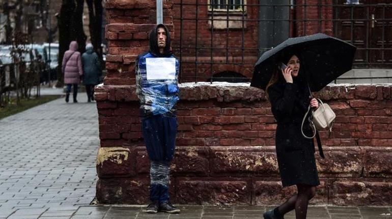 Ukraynanın Lviv kentinde casus şüphelisi direğe bağlandı