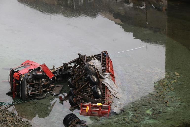 TIR Çoruh Nehrine düştü, şoför ölü bulundu