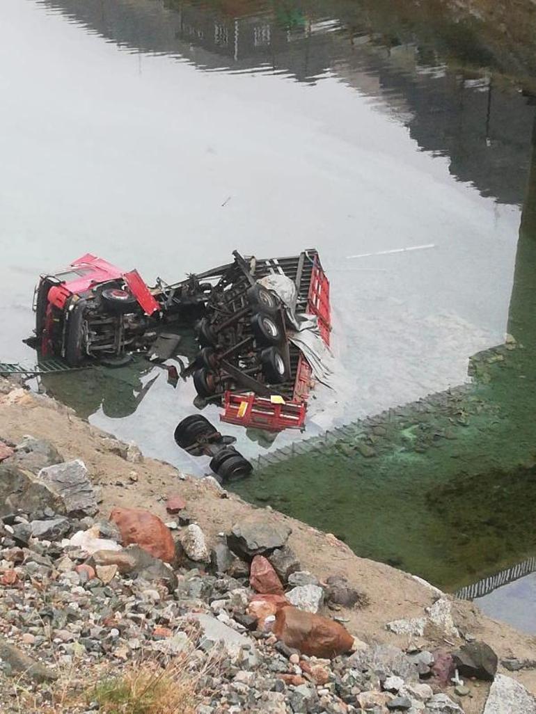 TIR Çoruh Nehrine düştü, şoför ölü bulundu