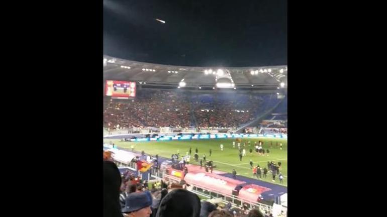 Roma - Atalanta maçında korkutan görüntü Taraftar yakaladı