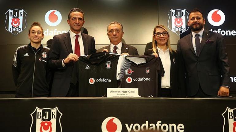 Ahmet Nur Çebi ateş püskürdü: Beşiktaşın lehine vermediği pozisyona, VARda Fenerbahçeli futbolcuyu atarak veriyor