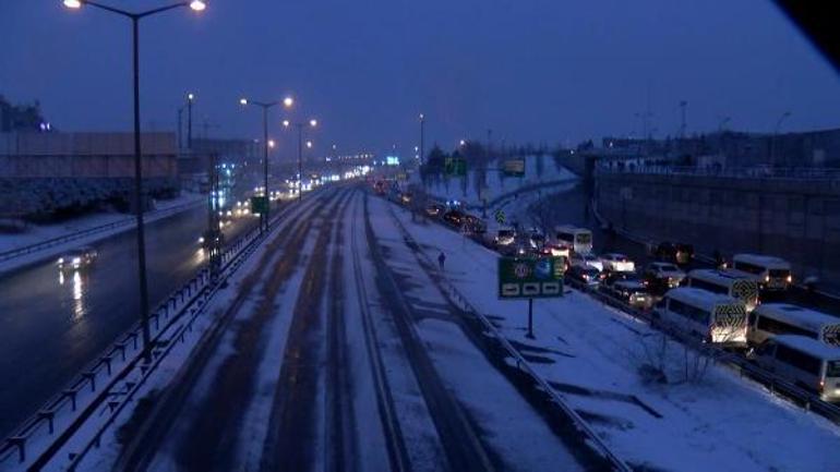 Kar yağışı Mahmutbeyde trafiğe neden oldu