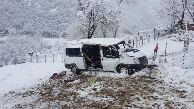 Servis kazasında ölen Sibel toprağa verildi, ikizinin tedavisi sürüyor