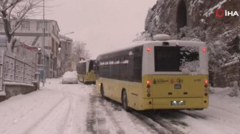 İstanbulda kar yağışı nedeniyle araçlar yolda kaldı