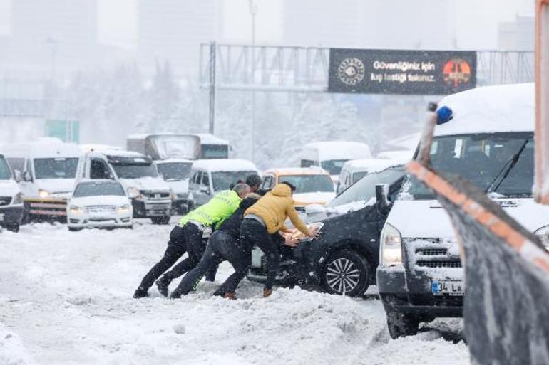 İstanbulu kar fırtınası vurdu Trafik kilitlendi
