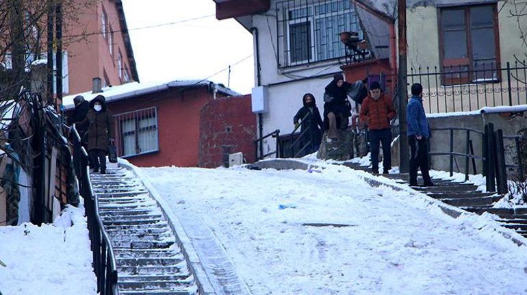 İstanbulda yollar buz tuttu, vatandaşlar yürümekte zorlandı