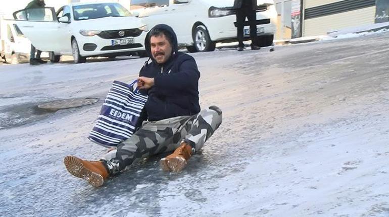 İstanbulda yollar buz tuttu, vatandaşlar yürümekte zorlandı