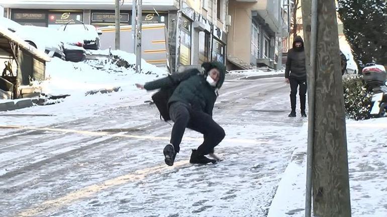 İstanbulda yollar buz tuttu, vatandaşlar yürümekte zorlandı