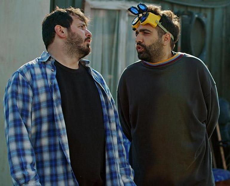Komedi dizisi Konteynır Brothers Hurdalık setinden renkli kareler
