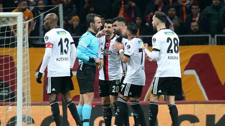 Galatasaray - Beşiktaş derbisinde faul tartışması Beşiktaşlı futbolcular çıldırdı