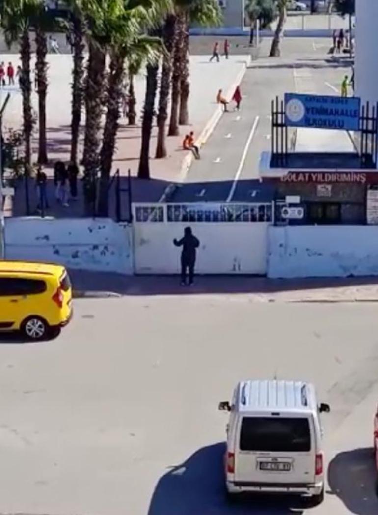 Okulun kapısını tekmeleyen kadın, öğrencileri tedirgin etti