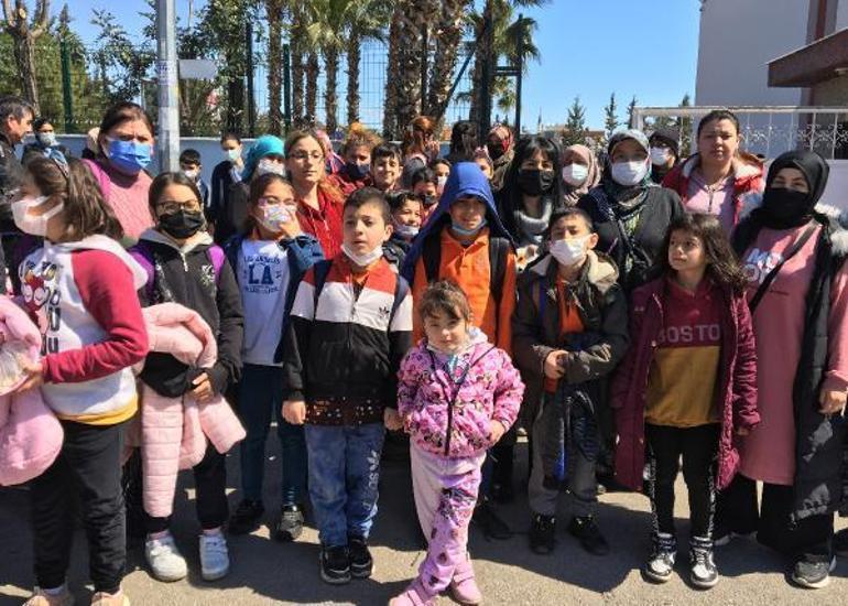 Okulun kapısını tekmeleyen kadın, öğrencileri tedirgin etti