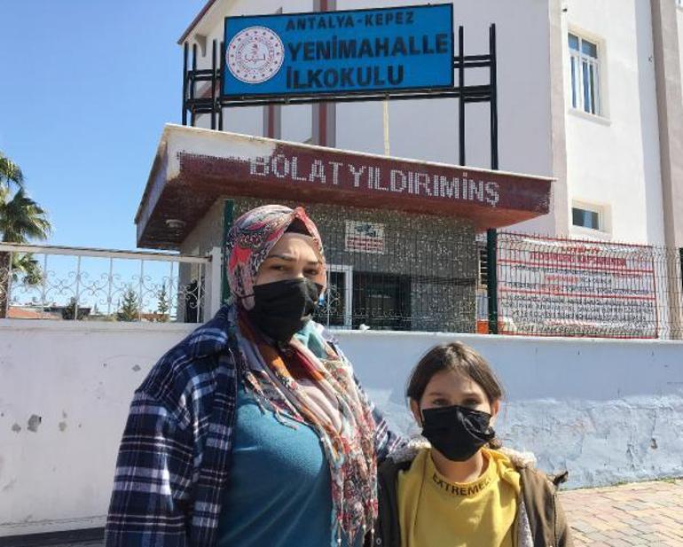 Okulun kapısını tekmeleyen kadın, öğrencileri tedirgin etti