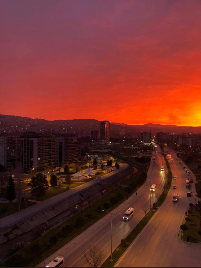 İzmirde şaşkına çeviren görüntü Gökyüzü kızıla boyandı