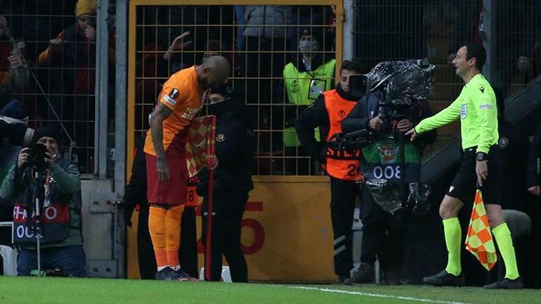 Son dakika haberi: Galatasarayda Marcao sevinçten çıldırdı Bayrağı kırdı