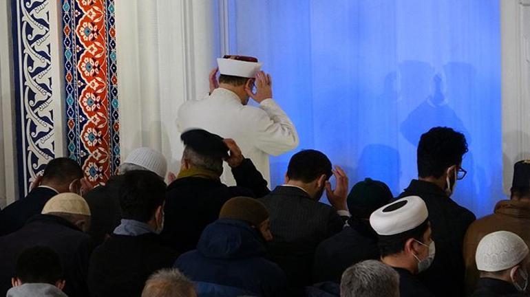 Diyanet İşleri Başkanı Erbaş, Berat Gecesi ve Çanakkale Şehitleri için dua etti