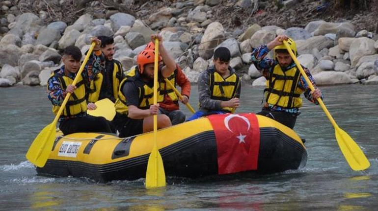 Şırnak’ta şehitler anısına rafting yapıp Türk bayrağı ve pankart açtılar