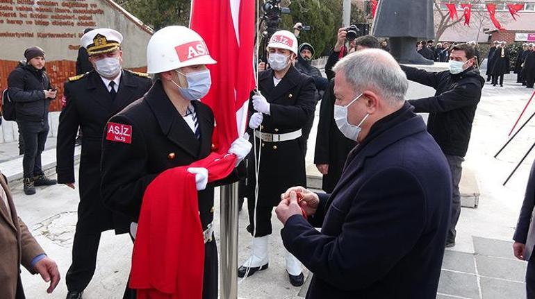 Çanakkale Deniz Zaferinin 107. yılında altın madalyalı Türk bayrağı göndere çekildi