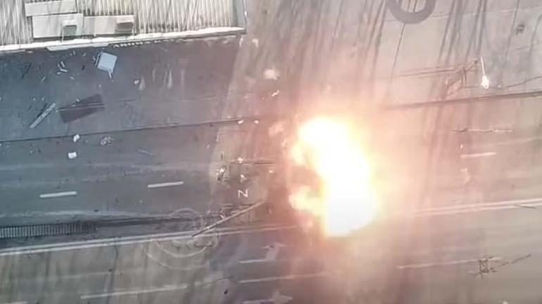 Füzeyle vurulan tanktan son anda kurtuldu Rus zırhlılarına pusu görüntüleri yayınlandı