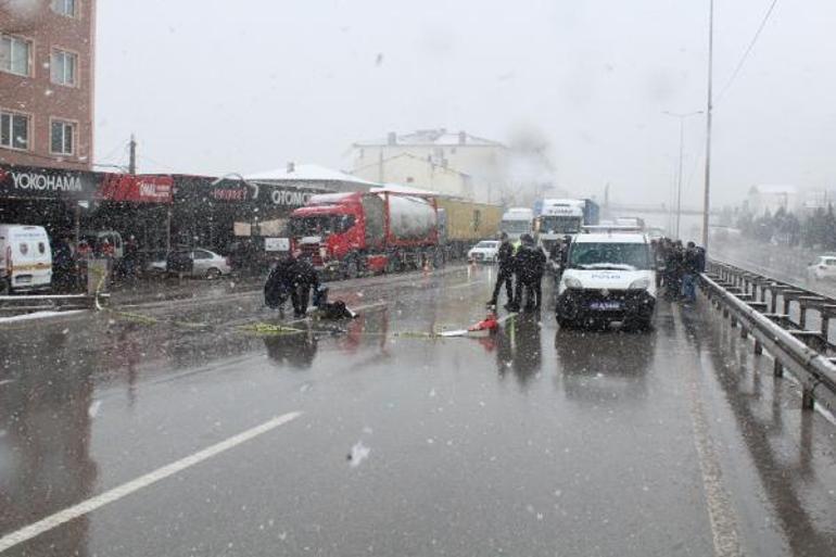 Kaza sonrası şoka girdi, yola fırladı TIRın altında can verdi