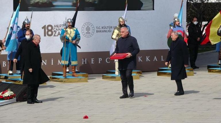 129 yıllık Osmanlı sancağı Türkiyede Erdoğan önce öptü, sonra başına koydu