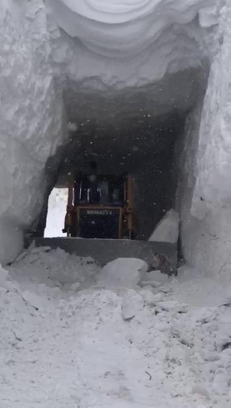 Ağrıda köylülerin ulaşımı sağladıkları kar tüneline çığ düştü