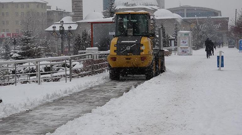 Erzurumda 1091 köy yolu kardan kapandı