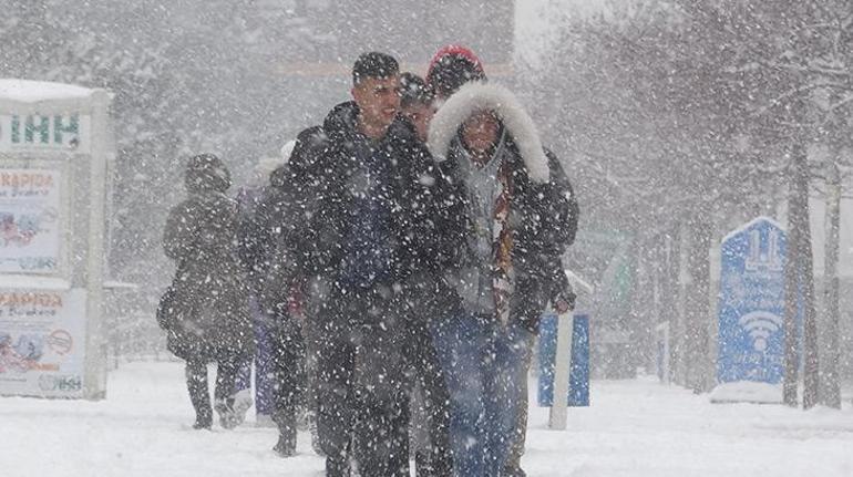 Erzurumda 1091 köy yolu kardan kapandı