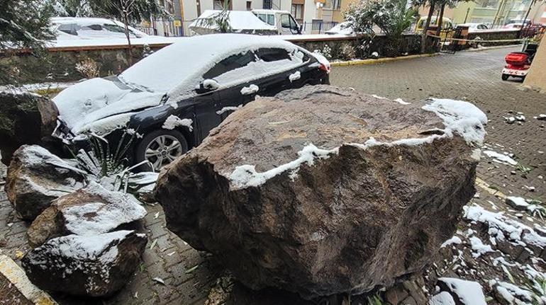 Dev kayalar site bahçesine düştü Araçlar hasar gördü