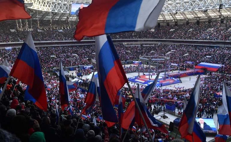 Putin stadı dolduranlara ruhunuzu feda etmek en büyük sevgi dedi 14 bin dolarlık montu tartışma yarattı