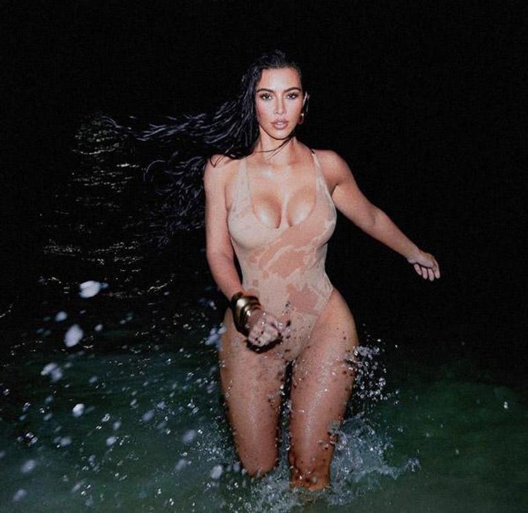 Kim Kardashian gece yarısı plaja indi