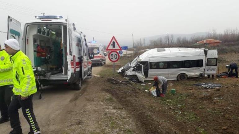 Amasya’da tarım işçilerini taşıyan minibüs şarampole düştü: 19 yaralı