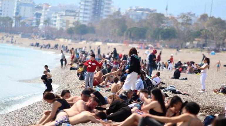 Antalyada deniz sezonu açıldı, sıcaklık 20 dereceyi buldu