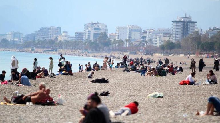 Antalyada deniz sezonu açıldı, sıcaklık 20 dereceyi buldu