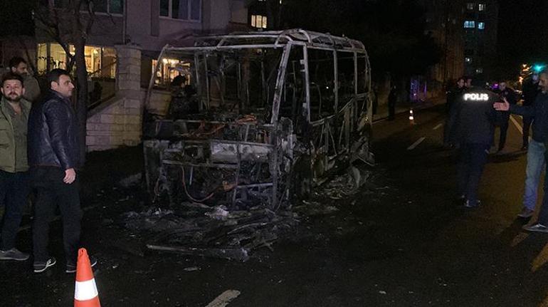 Kartalda içinde yolcuların olduğu minibüs alev aldı